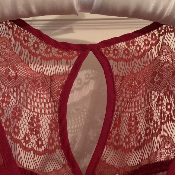 Super cute Chocolate top: faux button front, Lacy shoulders & back, great length - Picture 4 of 9